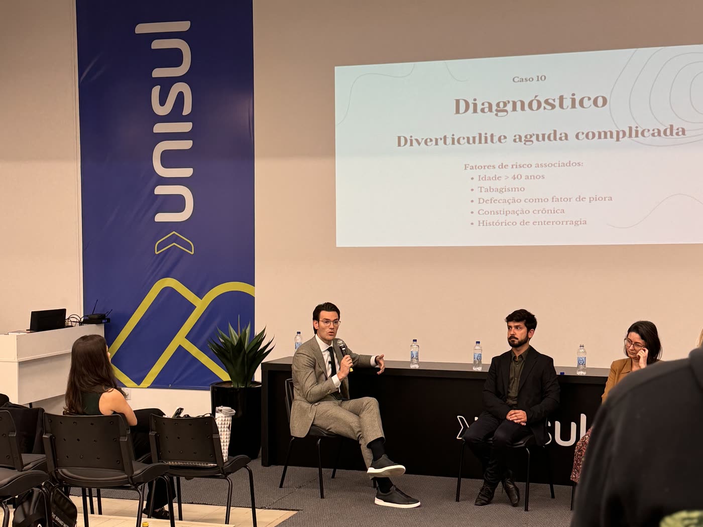 Dr. Nelson Cathcart Jr. em painel de discussão de casos clínicos na UNISUL