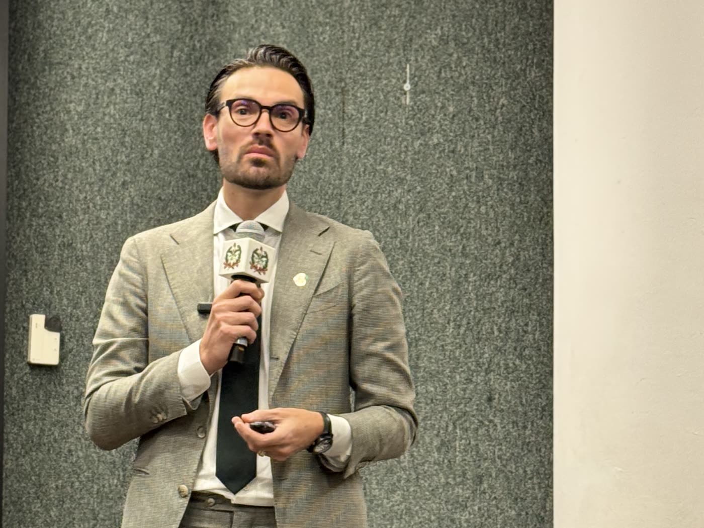 Dr. Nelson Cathcart Jr. durante palestra
